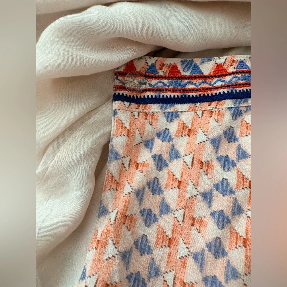 Buckle Miss Me Geo Surplice embroidered wrap  peach & navy tank top - Picture 12 of 15